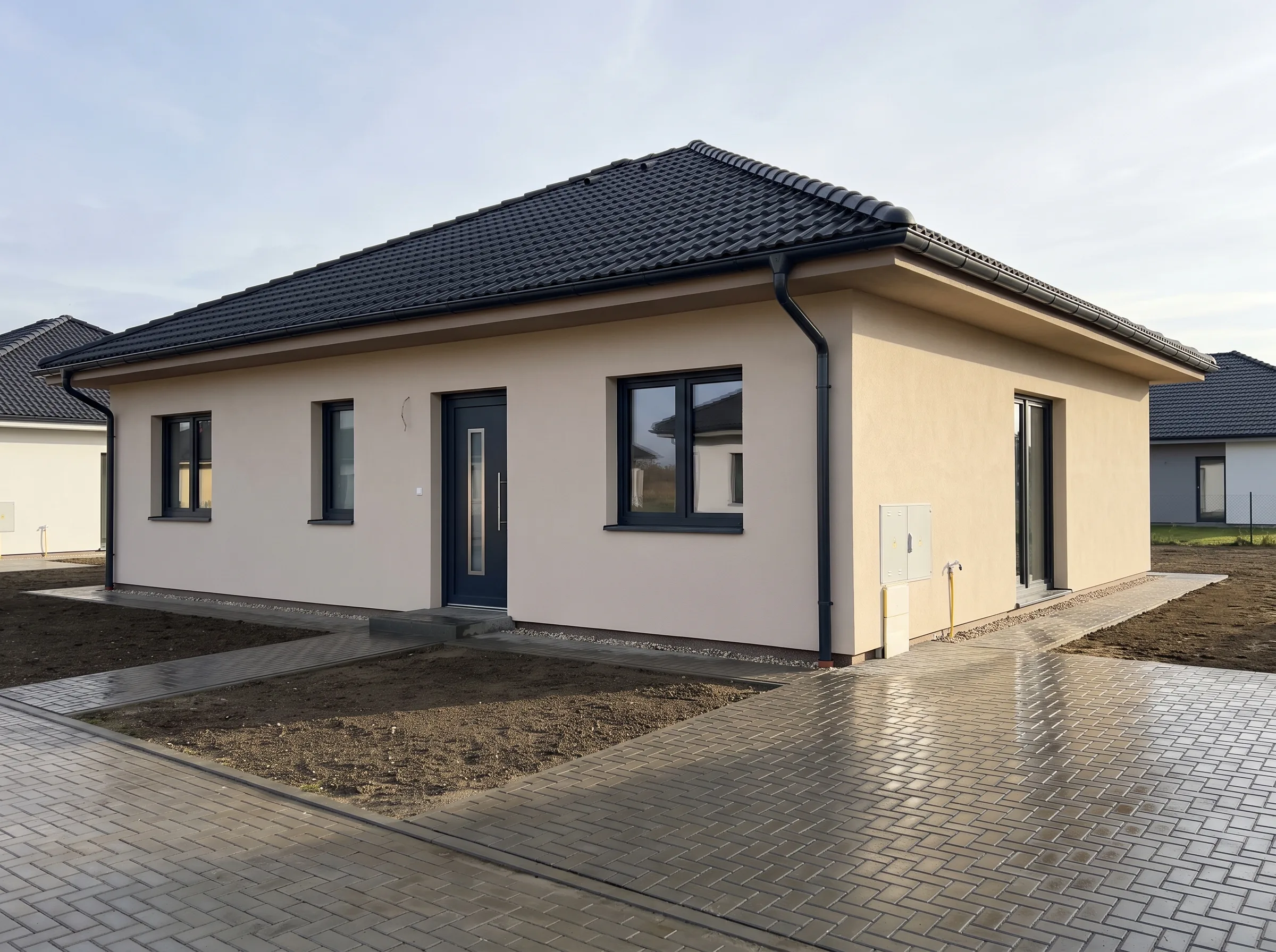 Budynek po zakończeniu stanu deweloperskiego, z zamontowanymi oknami i drzwiami zewnętrznymi